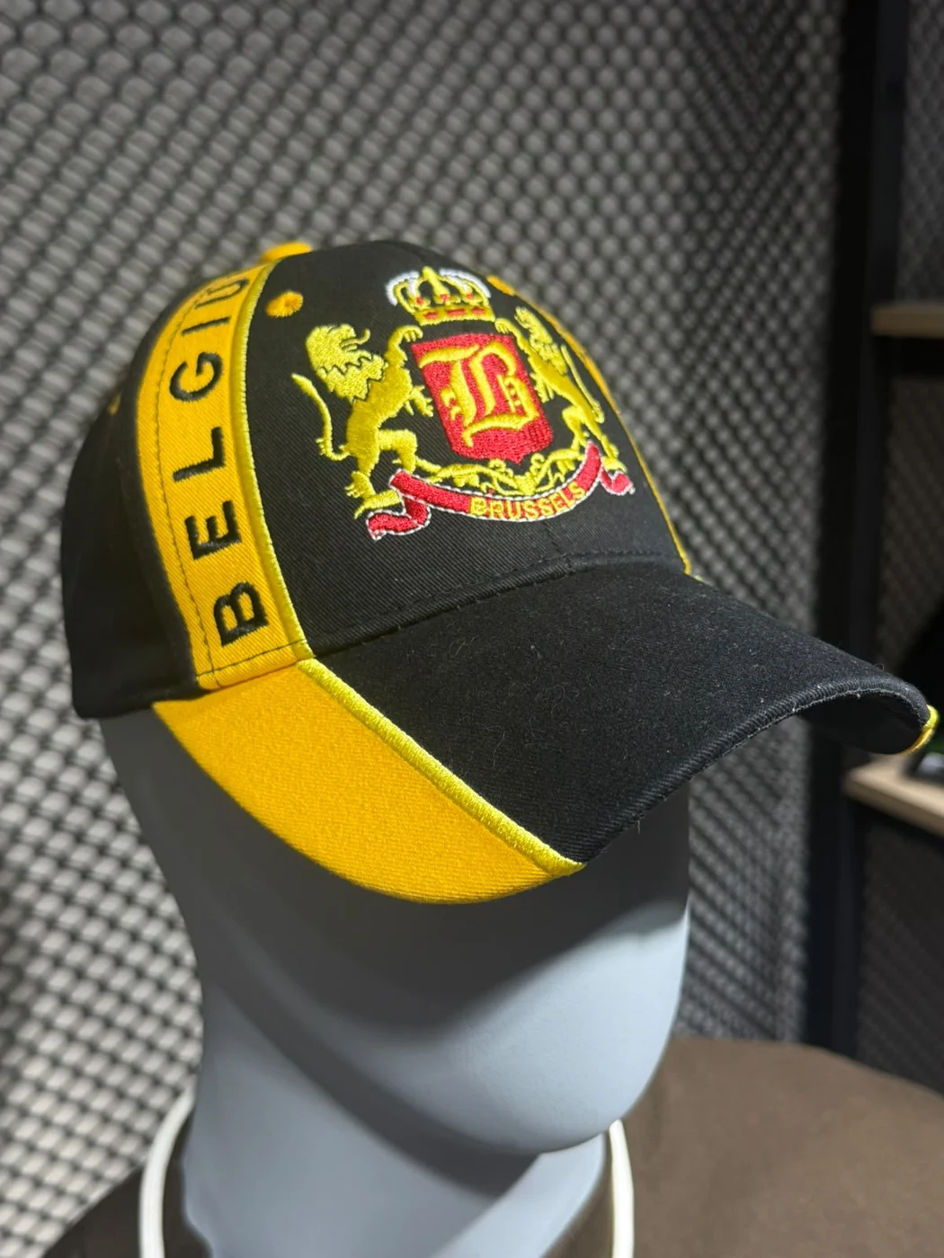 Boné preto e amarelo